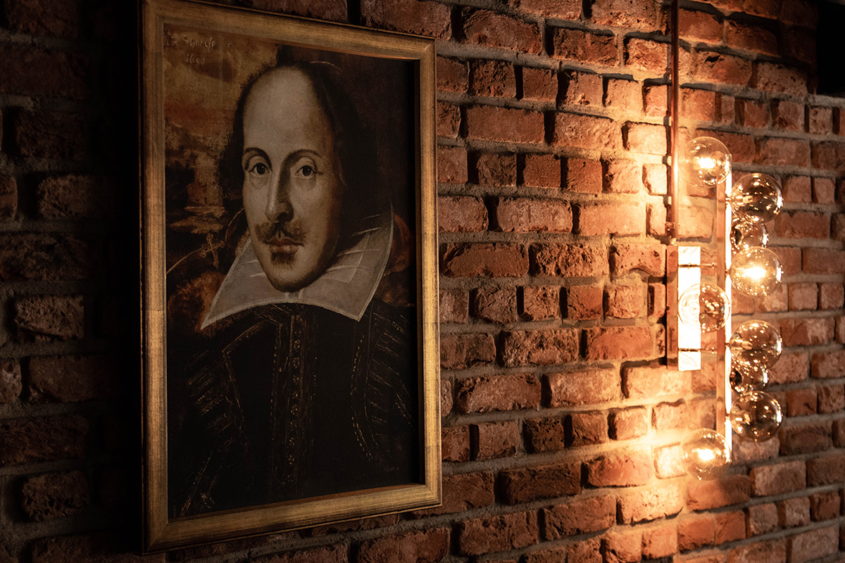 Taulu ja lamppu tamperelaisen Bar Prince Hamletin seinällä