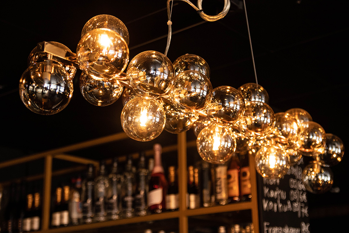 Lamppu tamperelaisen Bar Prince Hamletin katossa