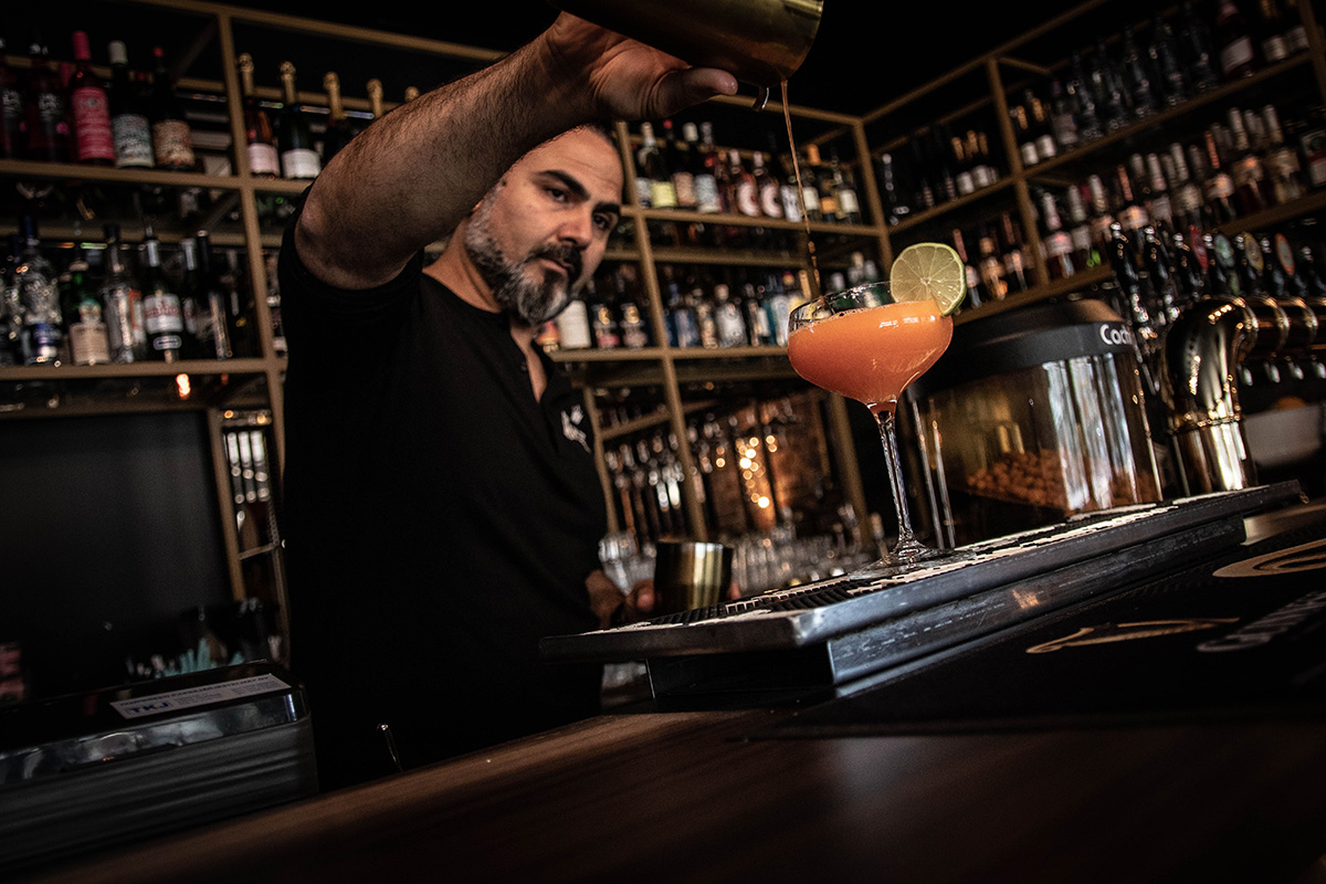 Tamperelaisen Bar Prince Hamletin baarimikko kaataa coctailia